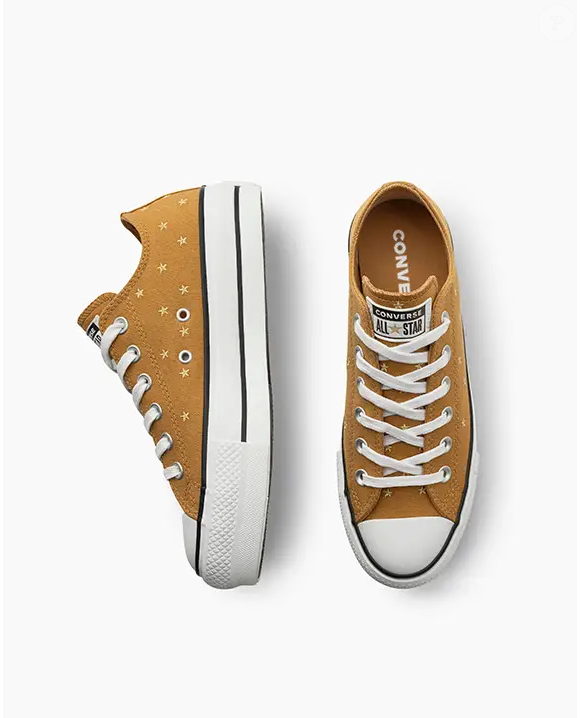 Inspirado na silhueta clássica Chuck Taylor, o modelo transita do visual despojado com bermuda ao vestido preto em proposta mais elegante.