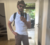 Já em outro registro, Cauã Reymond publicou uma selfie em frente ao espelho, usando uma camisa branca e tênis branco, com um chapéu e óculos escuros. Na legenda ele escreveu: 'Bora'.