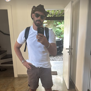 Já em outro registro, Cauã Reymond publicou uma selfie em frente ao espelho, usando uma camisa branca e tênis branco, com um chapéu e óculos escuros. Na legenda ele escreveu: 'Bora'.