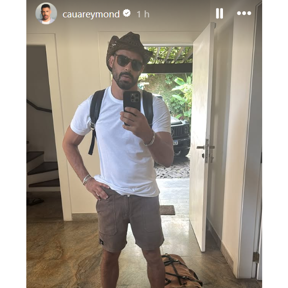 Já em outro registro, Cauã Reymond publicou uma selfie em frente ao espelho, usando uma camisa branca e tênis branco, com um chapéu e óculos escuros. Na legenda ele escreveu: 'Bora'.