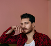 Çağatay Ulusoy: Aos 35 anos, esse ator estrela duas séries da Netflix : ' Hakan: O Protetor ', uma série de ação, e ' O Alfaiate'. Ele ganhou notoriedade mundial por seu papel em ' Medcezir ', um remake turco de 'The OC '.