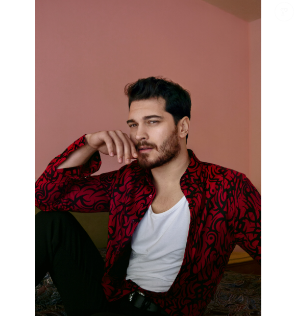 Çağatay Ulusoy: Aos 35 anos, esse ator estrela duas séries da Netflix : ' Hakan: O Protetor ', uma série de ação, e ' O Alfaiate'. Ele ganhou notoriedade mundial por seu papel em ' Medcezir ', um remake turco de 'The OC '.