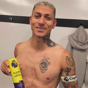 Em resposta, Richarlison ironizou também o nome da mulher e citou sua fortuna: "Vai caçar serviço, Monike com k. O Rick Jr. não vai precisar trabalhar"