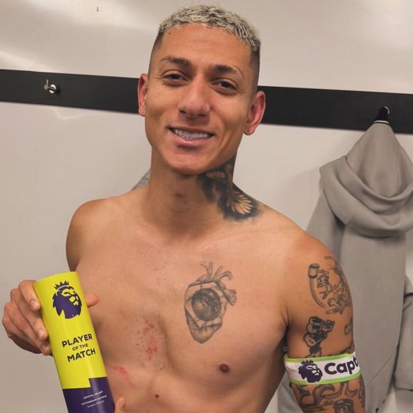 Em resposta, Richarlison ironizou também o nome da mulher e citou sua fortuna: "Vai caçar serviço, Monike com k. O Rick Jr. não vai precisar trabalhar"