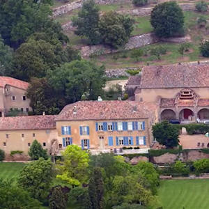 Comprado pelo casal em 2008 pelo valor de 25 milhões de euros, Château Miraval é uma propriedade de luxo no sul da França que reúne vinhedos, olivais e um castelo construído no século XVII