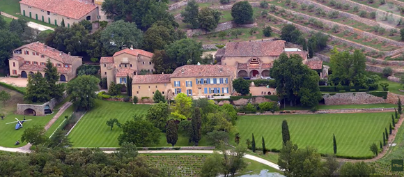 Comprado pelo casal em 2008 pelo valor de 25 milhões de euros, Château Miraval é uma propriedade de luxo no sul da França que reúne vinhedos, olivais e um castelo construído no século XVII