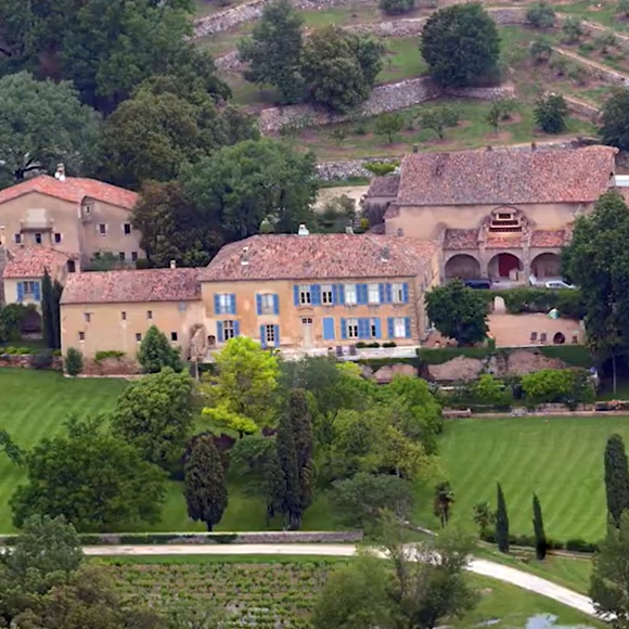 Comprado pelo casal em 2008 pelo valor de 25 milhões de euros, Château Miraval é uma propriedade de luxo no sul da França que reúne vinhedos, olivais e um castelo construído no século XVII