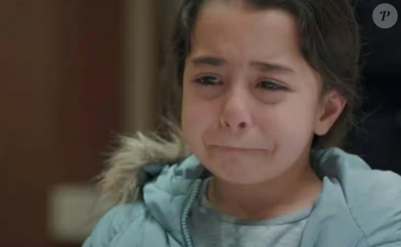 Melek e Zeynep têm um papo profundo, o que aparenta ser um verdadeiro tom de despedida.