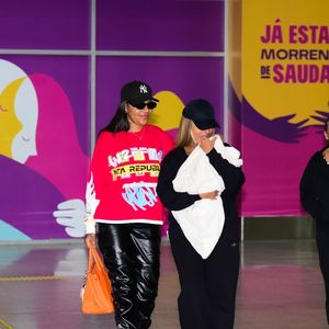 Brunna Gonçalves desembarcou com a filha, Zuri, e com a mulher, Ludmilla, 16 dias após o nascimento da criança