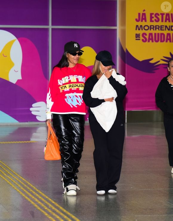 Brunna Gonçalves desembarcou com a filha, Zuri, e com a mulher, Ludmilla, 16 dias após o nascimento da criança