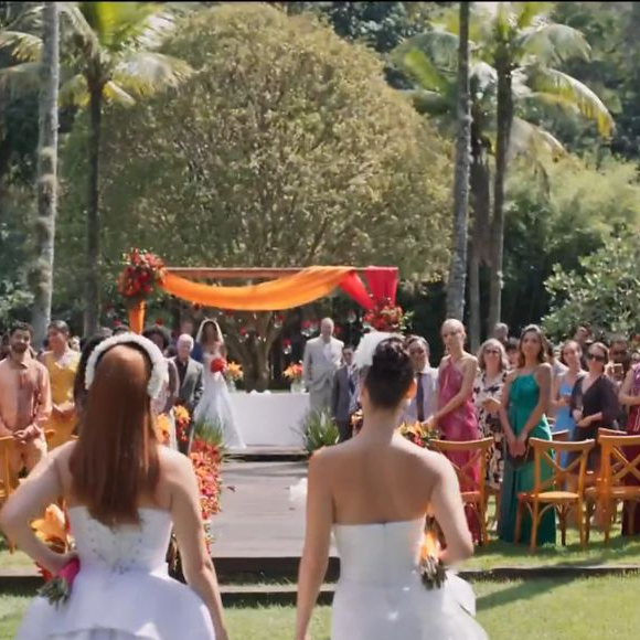 “Quando a gente estava provando a Alanis, ela não quis que a Gabi visse o vestido de noiva, então foi uma surpresa para elas quando elas se viram prontas”, contou a figurinista.