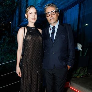 Diretor do filme 'O Agente Secreto', Kleber Mendonça Filho foi ao evento da marca acompanhado pela esposa, Emilie