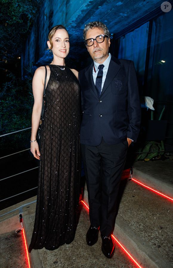 Diretor do filme 'O Agente Secreto', Kleber Mendonça Filho foi ao evento da marca acompanhado pela esposa, Emilie