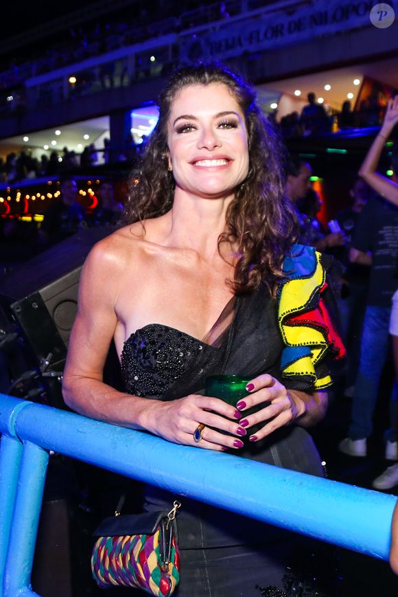 Recém-solteira, Alinne Moraes escolheu look assimétrico e com babados