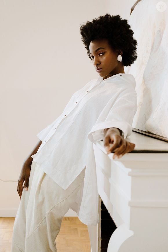 Top brasileira Izaura Oliveira toca piano desde os 10 anos e também é cantora, compositora e produtora
