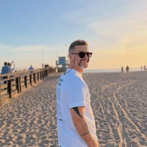 Lucas Lima derreteu os seguidores, na manhã desta terça-feira (12), ao exibir um momento afetivo entre o filho, Theo, e a nova namorada