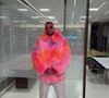 Neymar posou com uma calça grifada da Louis Vuitton e um casaco rosa pink cheio de pelos