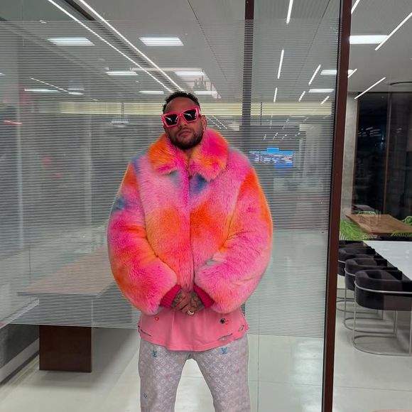 Neymar posou com uma calça grifada da Louis Vuitton e um casaco rosa pink cheio de pelos