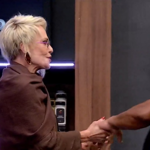 Novo visual de Ana Maria Braga chama atenção em 'Chef de Alto Nível': apresentadora surgiu com fios loiros assimétricos e franja lateral na estreia da segunda temporada do programa