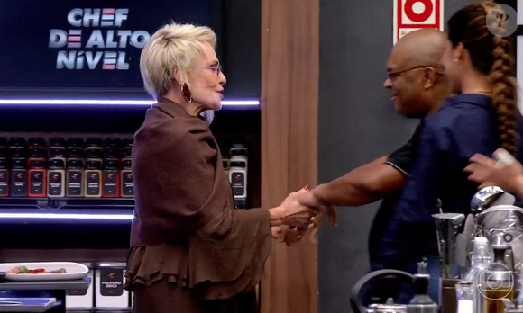 Novo visual de Ana Maria Braga chama atenção em 'Chef de Alto Nível': apresentadora surgiu com fios loiros assimétricos e franja lateral na estreia da segunda temporada do programa