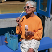 Parecem sapatilhas de dança, mas são os novos tênis da marca japonesa Onitsuka Tiger na cor 'caneta Bic': minimalistas, elegantes e ideais para mulheres 50+