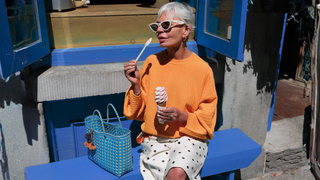Parecem sapatilhas de dança, mas são os novos tênis da marca japonesa Onitsuka Tiger na cor 'caneta Bic': minimalistas, elegantes e ideais para mulheres 50+