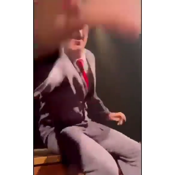 Mateus Solano foi acusado de dar um tapa no celular de uma fã, que filmava, sem autorização, parte do espetáculo