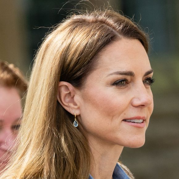 Kate Middleton foi fotografada exibindo o visual do cabelo mais claro durante viagem internacional.