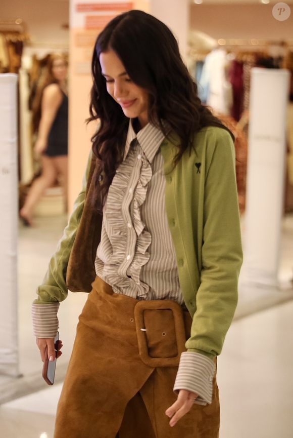 Com peças da grife AMI, Bruna Marquezine transforma compromisso simples em momento fashion no Rio
