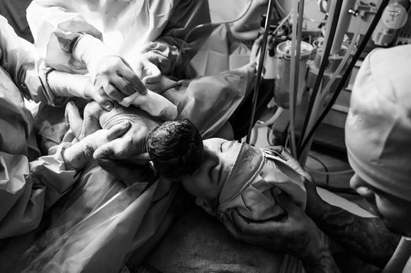 Cercado de amor e simbolismos, Levi, segundo filho de Léo Santana e Lore Improta, chegou ao mundo na mesma data em que a irmã nasceu anos antes. O casal mostrou o rostinho do bebê pela primeira vez e comoveu seguidores nas redes sociais