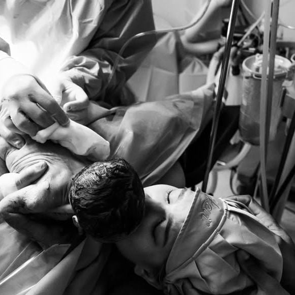 Cercado de amor e simbolismos, Levi, segundo filho de Léo Santana e Lore Improta, chegou ao mundo na mesma data em que a irmã nasceu anos antes. O casal mostrou o rostinho do bebê pela primeira vez e comoveu seguidores nas redes sociais