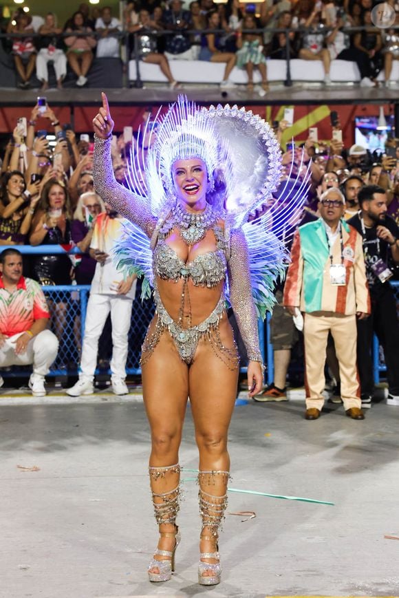 Paolla Oliveira valorizou corpo em fantasia exuberante de Lua na Sapucaí