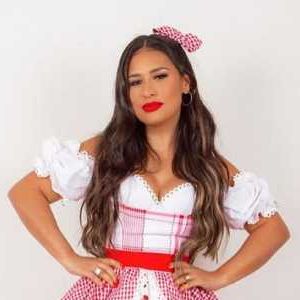 Vestido junino da cantora Simone era em tons de vermelho e branco