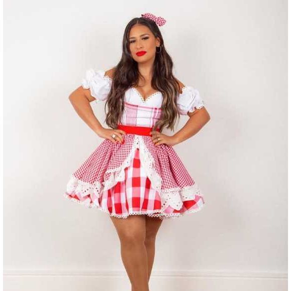 Vestido junino da cantora Simone era em tons de vermelho e branco