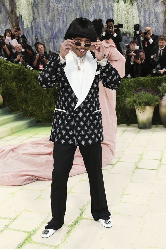 Anderson Paak comparece ao Met Gala 2026 com um look estiloso que lembra o visual dos anos 70