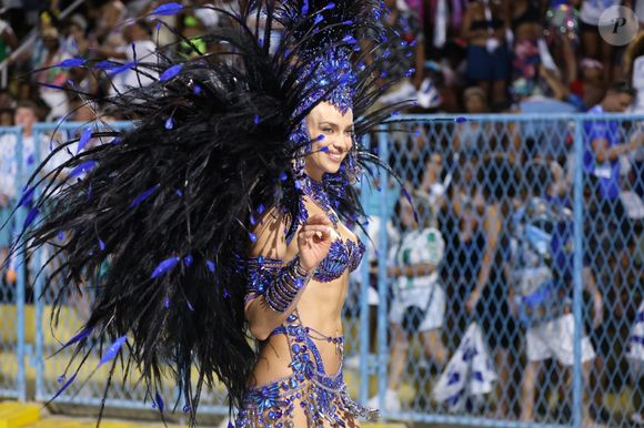 A supermodelo Irina Shayk está fazendo sua estreia na Marquês de Sapucaí, desfilando pela escola de samba Beija-Flor.
