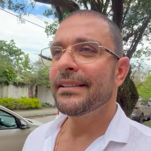 "Tive de chamar um ajudante para poder fazer com que ela se comportasse dentro do colégio, até porque é crime fazer o que ela fez", disse Diogo Nogueira