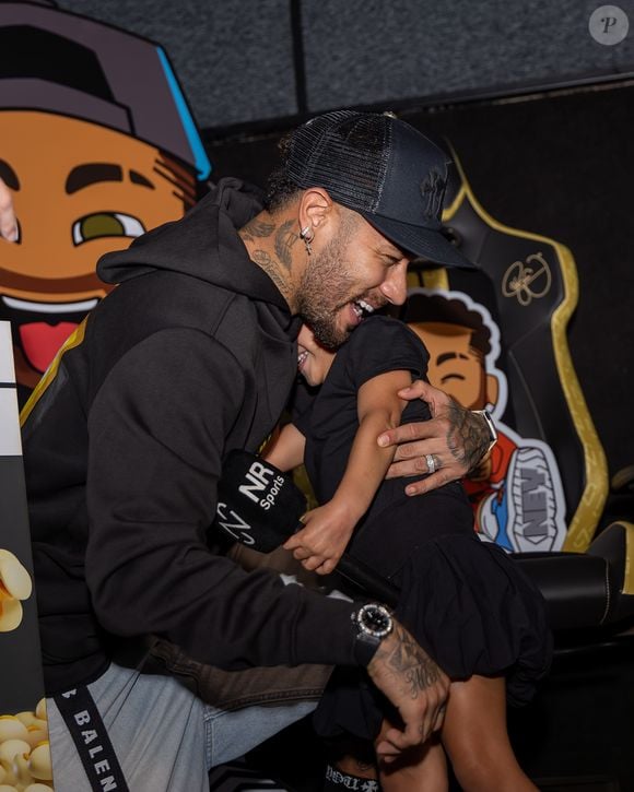 Filha de Neymar, Mavie ganhou muitos carinhos do pai famoso