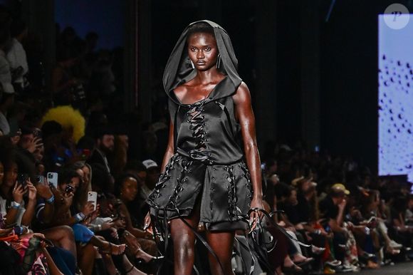 Rio Fashion Week: conhecida por valorizar elementos históricos de diversas regiões do Brasil, a Dendezeiro fez um desfile inspirado na estética ballroom