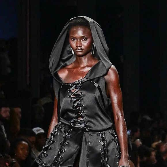 Rio Fashion Week: conhecida por valorizar elementos históricos de diversas regiões do Brasil, a Dendezeiro fez um desfile inspirado na estética ballroom