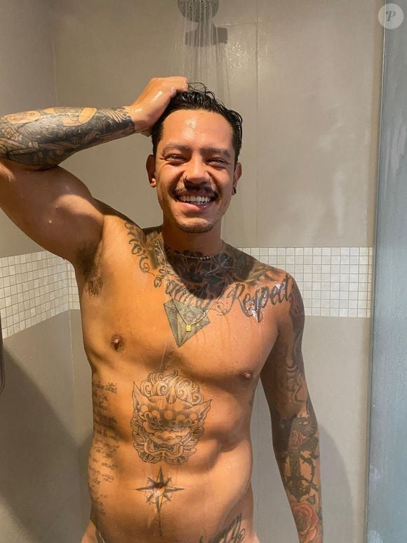 "Nada melhor do que um banho pelado", disparou o ex-BBB Gabriel Yoshimoto