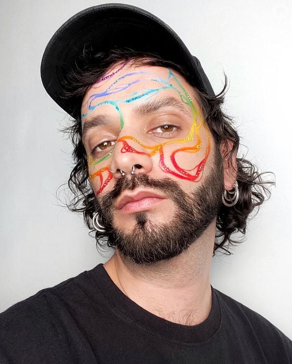 Um erro aparentemente simples pode comprometer todo o delineado. Segundo o maquiador Xabier Rodrigues, deixar pequenos espaços sem preencher na linha dos cílios é uma das falhas mais frequentes e pode impedir que o olhar ganhe definição e efeito rejuvenescedor