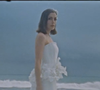 Vestido de Fabiana Justus foi na cor off-white com flores tridimensionais aplicadas ao longo da peça