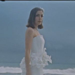 Vestido de Fabiana Justus foi na cor off-white com flores tridimensionais aplicadas ao longo da peça