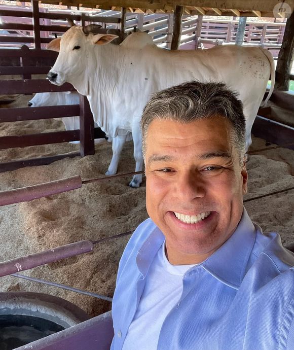 Maurício Mattar está morando no interior de Minas Gerais com a família, onde cuida de gados e cavalos