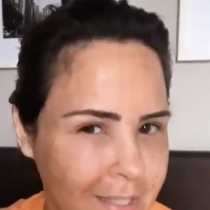 "Eu já vi vocês me comparando com uma bola de basquete no Twitter, mas continuamos aqui firmes e fortes", comentou Ana Paula Renault no vídeo