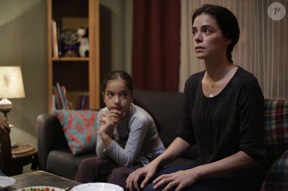 Filha de Bahar e Sarp, Nisan chora porque o pai foi até a casa deles mas não falou com ela, na novela 'Força de Mulher' em 15 de janeiro de 2025