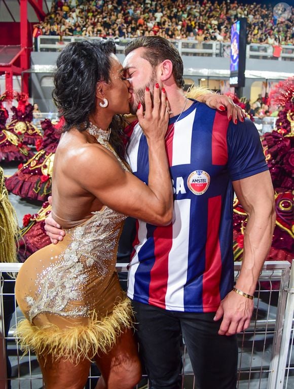 Carnaval 2026: Gracyanne Barbosa e Gabriel Cardoso trocaram beijos durante os desfiles das escolas de samba de SP