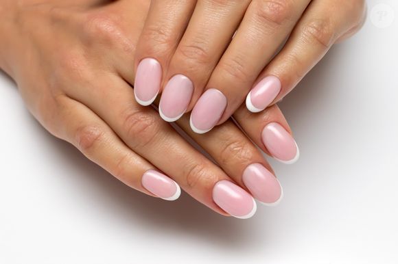 Unha francesinha: a nail art clássica ganha mais informação de moda com esmaltes opacos no fundo - em vez de aproveitar o 'espaço negativo' da unha