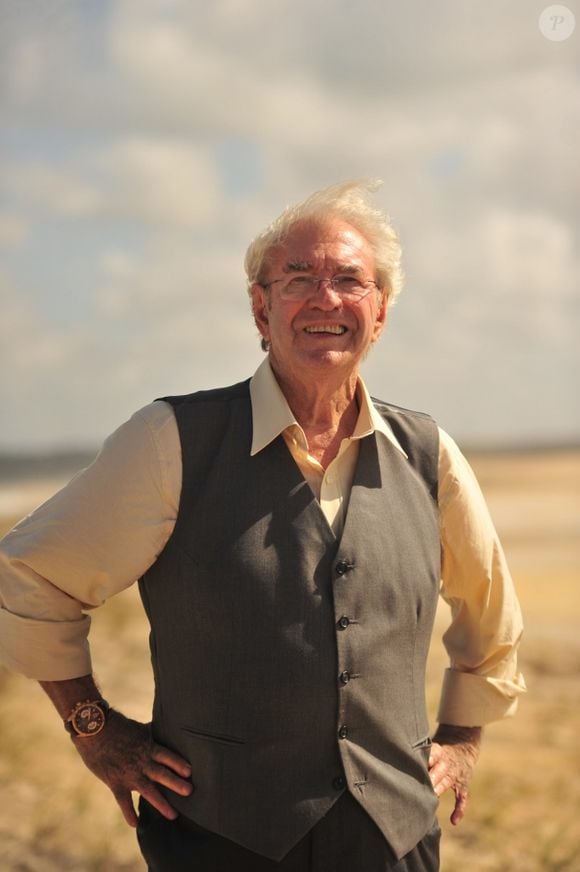 Assessoria confirma ao gshow que o ator enfrenta um quadro delicado de saúde desde a última sexta-feira (13); em 2013 Juca de Oliveira interpretou Samuel Schneider um ourives judeu holandês, sobrevivente da Segunda Guerra Mundial, pai de Ester (Grazi Massafera)